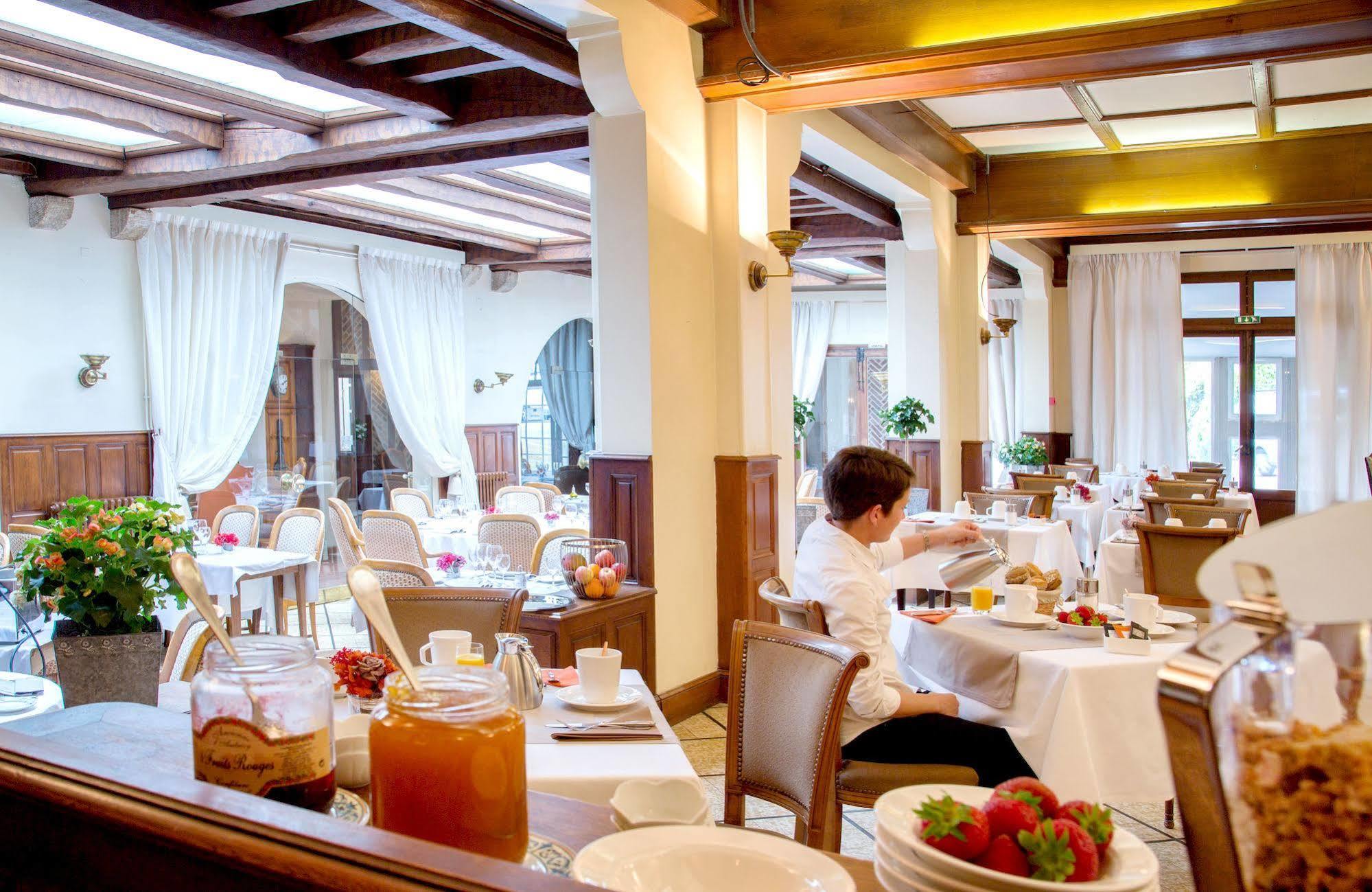 Relais Des Trois Chateaux Hotel-Restaurant - Teritoria Cour-Cheverny Exteriör bild